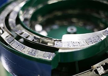 卡座自动化加工细节